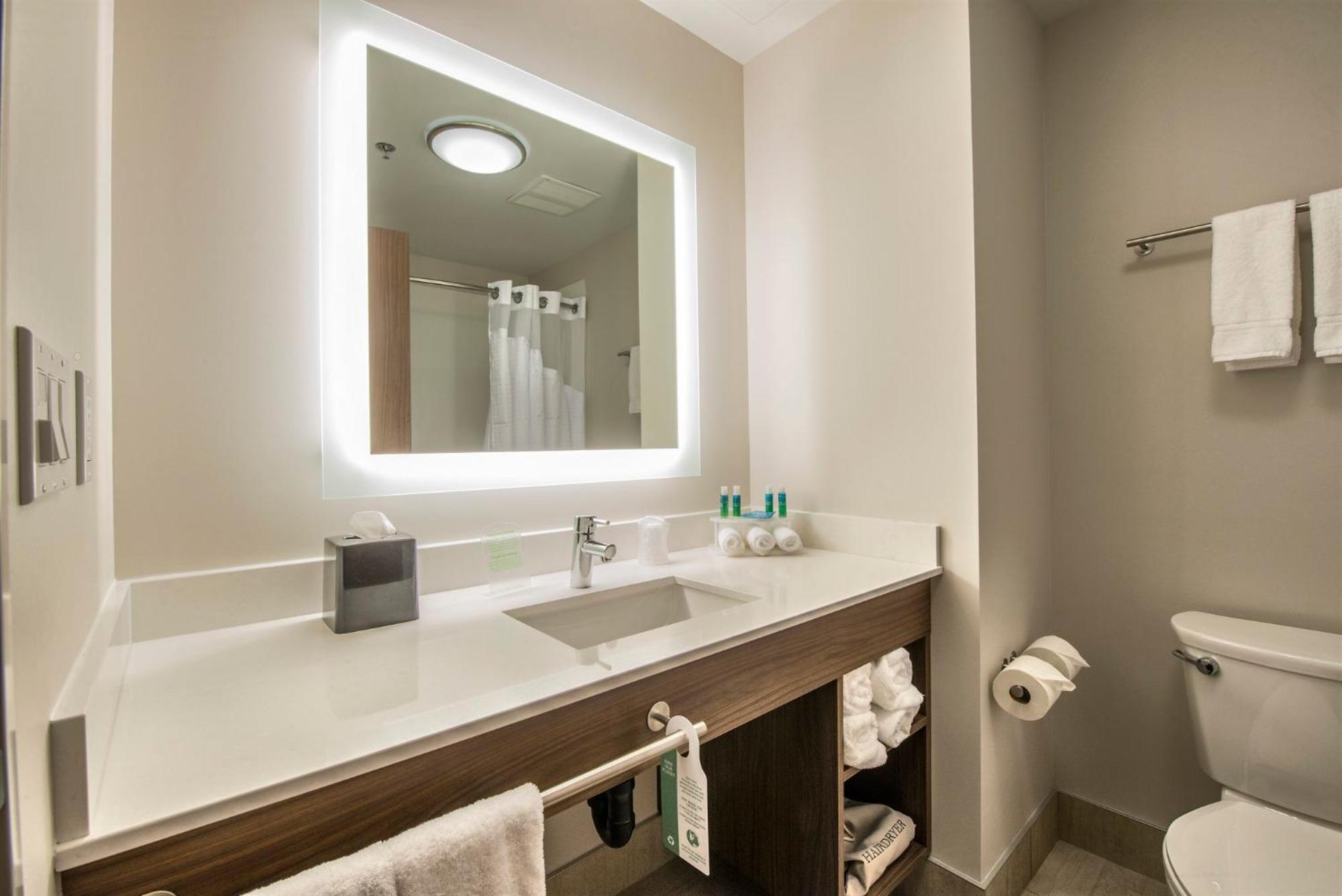Holiday Inn Express & Suites Victoria-Colwood By Ihg Ленгфорд Екстер'єр фото