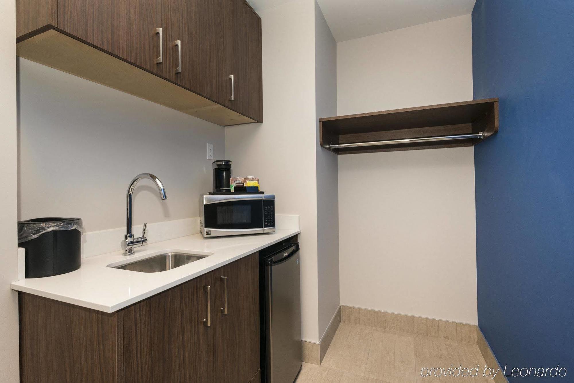 Holiday Inn Express & Suites Victoria-Colwood By Ihg Ленгфорд Екстер'єр фото